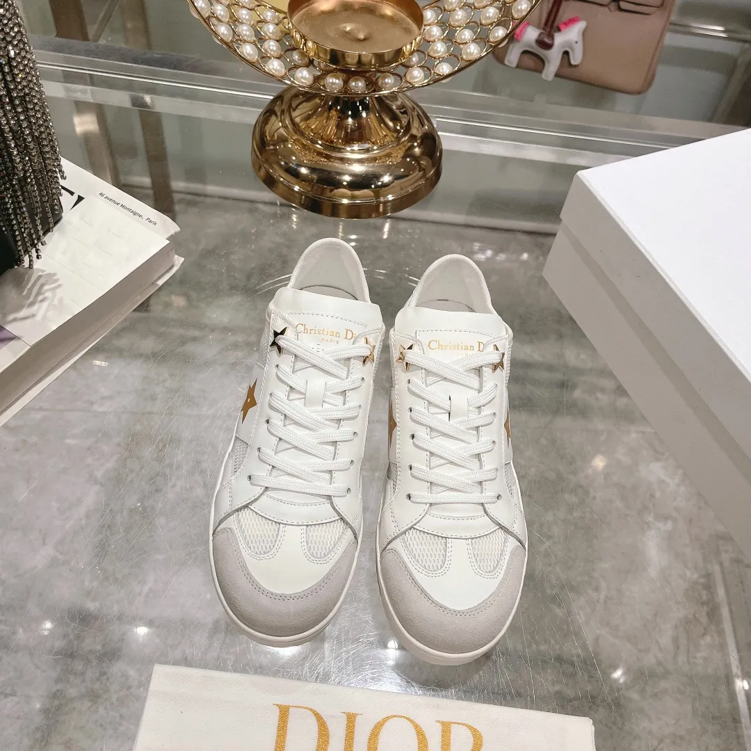 👟👟Ex-factory price 560👟👟Dior2024 new white shoes, Dior Dior Star women's sports shoes, very light summer white shoes. The upper is carefully made of imported suede, decorated with tonal suede panels, metal stars decorate the lace eyelets, and breathable mesh inside. The upper is punched and designed not to stuffy the feet. It is equipped with Christian Dior logo and thin soles. The thick sole is suitable for all seasons! Size: 35-41 (40 and 41 are customized and cannot be returned or exchanged)
